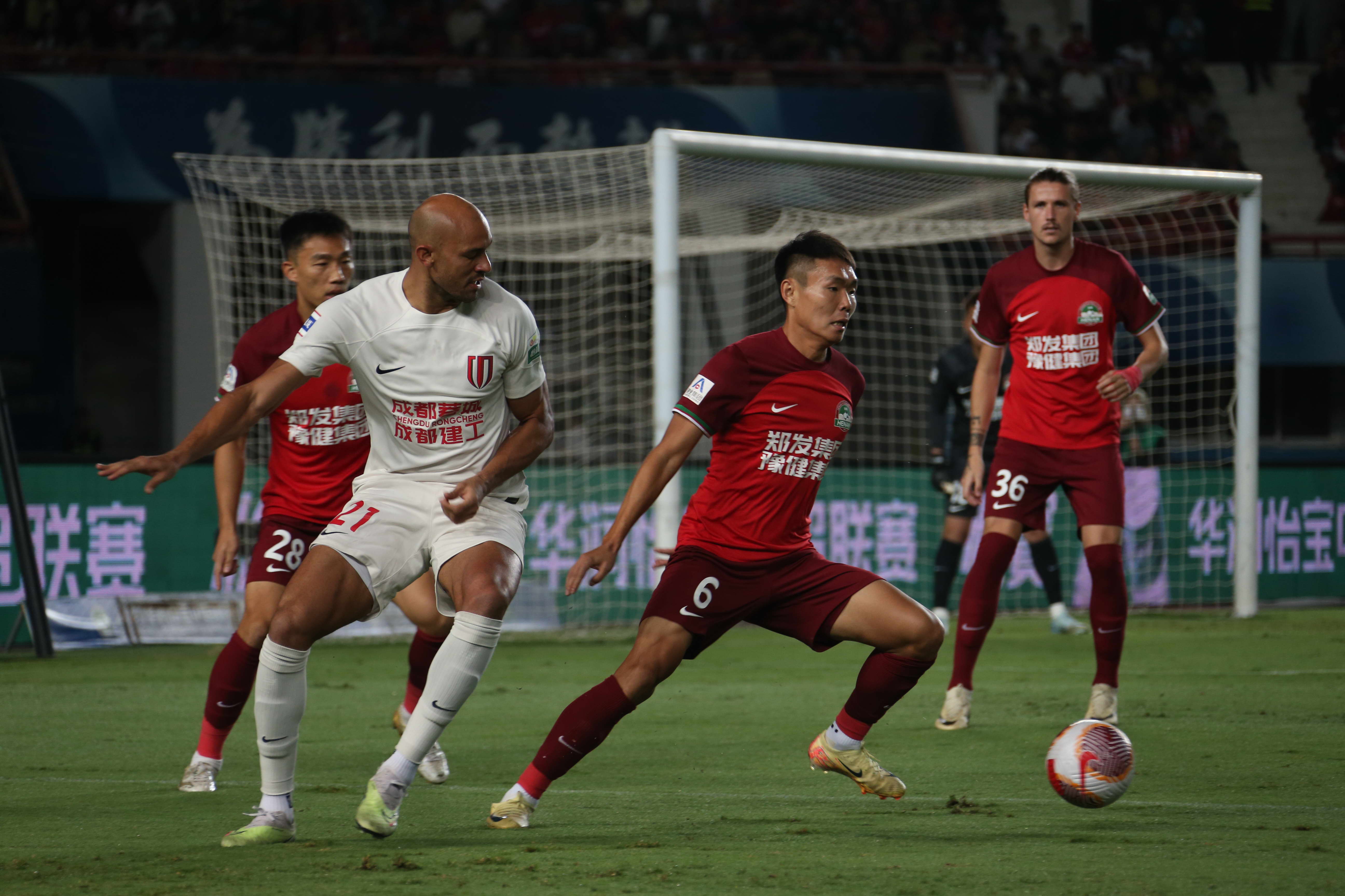 体育赛事-清晨足总杯焦点战，上海申花遗憾出局，目标明确，训练强度明显提升的简单介绍